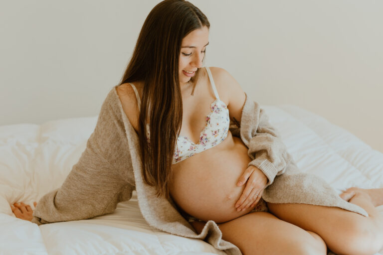 A Pregnancy Photography Session at Home in Berlin